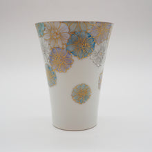 Load image into Gallery viewer, 京焼・清水焼 紀澤 金彩花絵(青)口反フリーカップ