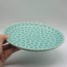 画像をギャラリービューアに読み込む, 京焼・清水焼 今橋炭渓(炭渓窯) 青釉花彫7寸皿