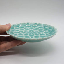 画像をギャラリービューアに読み込む, 京焼・清水焼 今橋炭渓(炭渓窯) 青釉花彫4.5寸皿