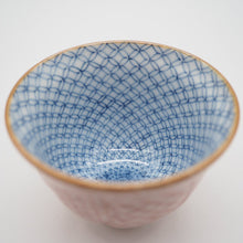 Load image into Gallery viewer, 京焼・清水焼 京泉 赤絵古紋 ぐい呑