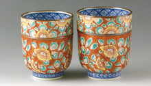 将图片加载到图库查看器,京焼・清水焼 山本壹楽(壹楽窯) 赤濃牡丹唐草組湯呑