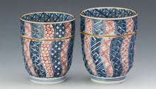 Load image into Gallery viewer, 京焼・清水焼 鳳山 染赤捻祥瑞組湯呑