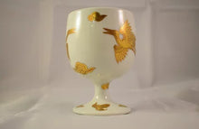 画像をギャラリービューアに読み込む, 京焼・清水焼 叶松谷 白瓷金襴手雲鶴ワインカップ