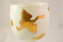 画像をギャラリービューアに読み込む, 京焼・清水焼 叶松谷 白瓷金襴手雲鶴ワインカップ