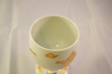 画像をギャラリービューアに読み込む, 京焼・清水焼 叶松谷 白瓷金襴手雲鶴ワインカップ