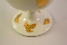 画像をギャラリービューアに読み込む, 京焼・清水焼 叶松谷 白瓷金襴手雲鶴ワインカップ