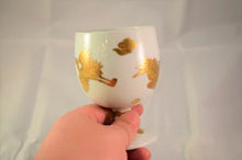 画像をギャラリービューアに読み込む, 京焼・清水焼 叶松谷 白瓷金襴手雲鶴ワインカップ