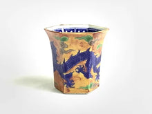 將圖片載入圖庫檢視器 京焼・清水焼 加藤雲泉(雲泉窯) 黄地紅彩雲龍文ぐい呑