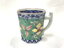 Load image into Gallery viewer, 京焼・清水焼 加藤雲泉(雲泉窯) 青彩花文八角マグカップ
