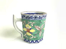 Load image into Gallery viewer, 京焼・清水焼 加藤雲泉(雲泉窯) 青彩花文八角マグカップ
