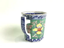Load image into Gallery viewer, 京焼・清水焼 加藤雲泉(雲泉窯) 青彩花文八角マグカップ