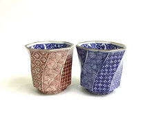 Load image into Gallery viewer, 京焼・清水焼 加藤雲泉(雲泉窯) 染赤小紋捻八角組湯呑