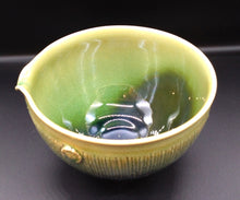 Load image into Gallery viewer, 京焼・清水焼 緑釉彩片口茶碗
