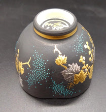 画像をギャラリービューアに読み込む, 九谷焼　仲田錦玉　白金盛青粒ぶどう梅型ぐい吞
