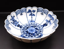 Load image into Gallery viewer, 九谷焼　山本長左　樹花紋菊型中鉢
