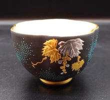 画像をギャラリービューアに読み込む, 九谷焼　仲田錦玉　白金盛青粒ぶどう梅型ぐい吞
