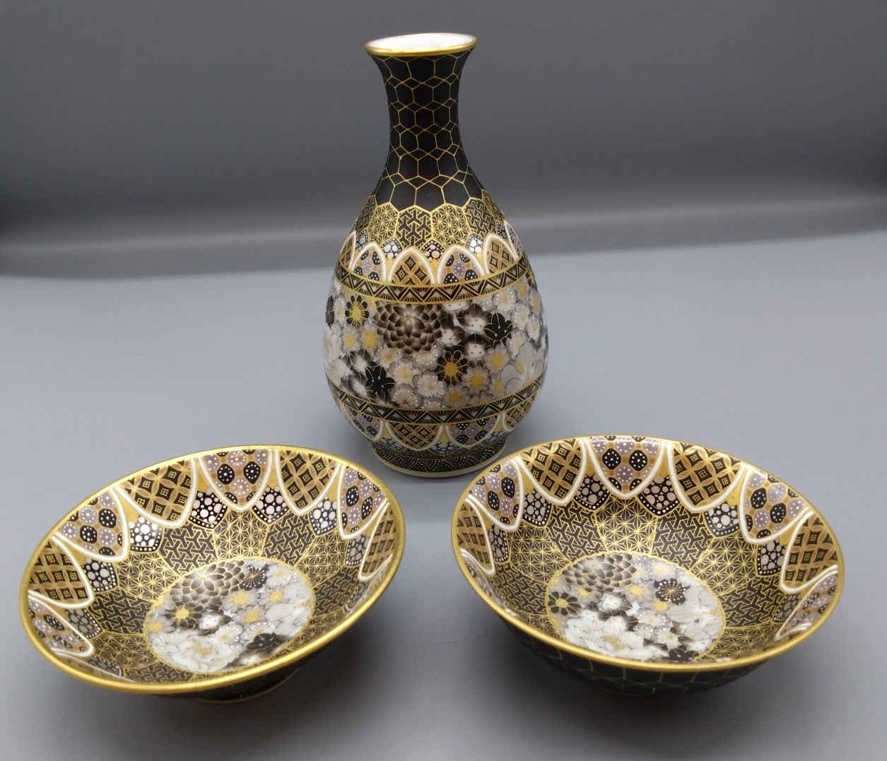 Y2921 在銘 薩摩 金彩 花尽くめ 皿 直径17.7㎝ 金襴手　L 越前 金箔桜絵 飾り皿（皿立付） – 漆器 高翆