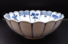 Load image into Gallery viewer, 九谷焼　山本長左　樹花紋菊型中鉢
