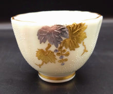 画像をギャラリービューアに読み込む, 九谷焼　仲田錦玉　白金盛白粒ぶどうしのぎぐい呑
