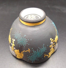 画像をギャラリービューアに読み込む, 九谷焼　仲田錦玉　白金盛青粒ぶどう梅型ぐい吞
