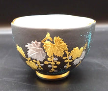 画像をギャラリービューアに読み込む, 九谷焼　仲田錦玉　白金盛青粒ぶどう梅型ぐい吞
