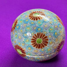 将图片加载到图库查看器，有田焼　香仁　あさぎ色菊尽くしの香合
