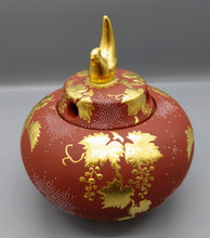 画像をギャラリービューアに読み込む, 九谷焼　仲田錦玉　盛金白粒ぶどう3.8号香炉(朱地)
