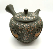 Load image into Gallery viewer, Tokoname ware Shunen teapot (leaves)
