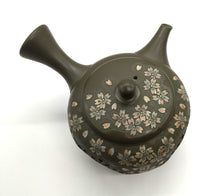 Load image into Gallery viewer, Tokoname ware Shunen teapot (leaves)
