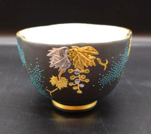 画像をギャラリービューアに読み込む, 九谷焼　仲田錦玉　白金盛青粒ぶどう梅型ぐい吞
