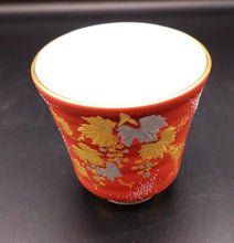 Load image into Gallery viewer, 九谷焼　仲田錦玉　白金盛白粒ぶどう手波ぐい吞 朱地
