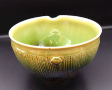 Load image into Gallery viewer, 京焼・清水焼 緑釉彩片口茶碗
