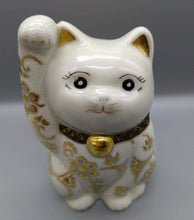 画像をギャラリービューアに読み込む, 九谷焼　仲田錦玉　盛金白粒宝相華３号招猫(右手)
