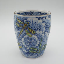 Load image into Gallery viewer, 京焼・清水焼 矢野正三（碧黄石窯）牡丹トンボマグカップ
