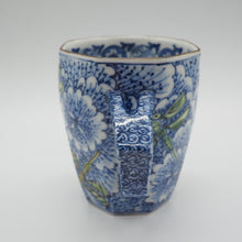 Load image into Gallery viewer, 京焼・清水焼 矢野正三（碧黄石窯）牡丹トンボマグカップ
